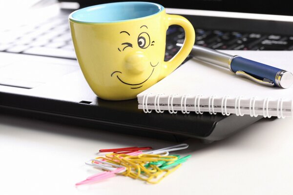 Una taza sonriente. Imagen positiva