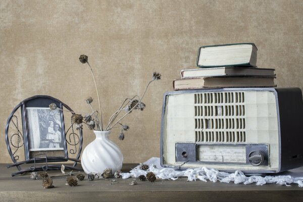 Radio antigua en la mesa con un jarrón blanco