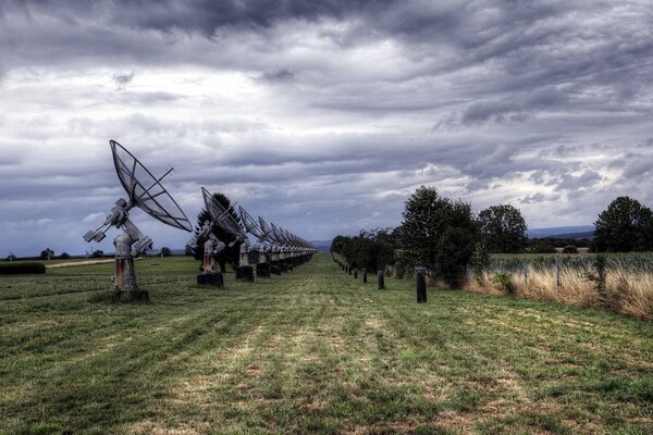 Antenas en fila en el campo infinito
