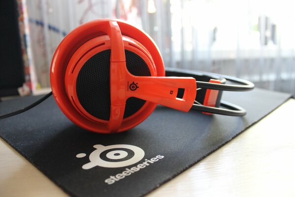 Macrofotografías de auriculares inalámbricos rojos