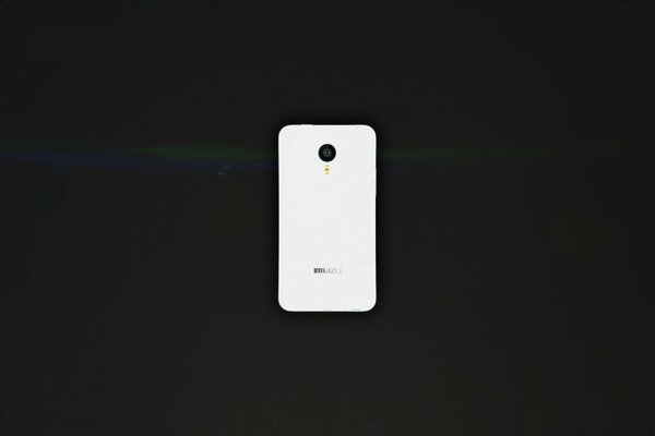Smartphone blanco sobre mesa negra