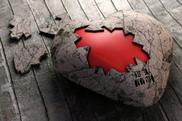 Corazón en cáscara en el piso de madera