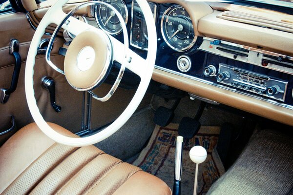 Imagen del interior de cuero del automóvil Mercedes