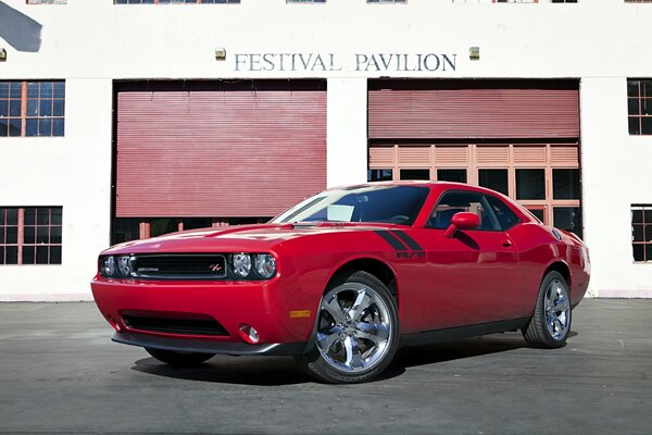 Coche dodge challenger rojo en el edificio