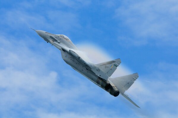 El caza MIG-29 es muy bonito