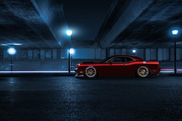 Coche rojo americano en la ciudad con discos de oro
