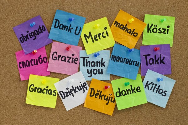 Pegatinas coloridas con palabras en Inglés en la pizarra