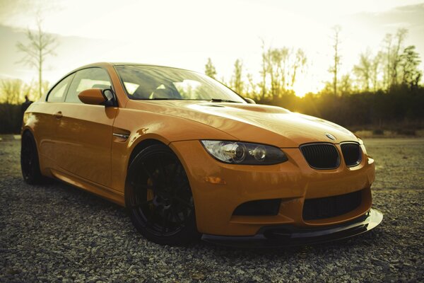 Naranja BMW al atardecer