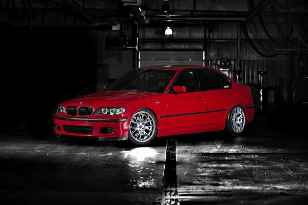 Coche. Rojo BMW noche lluviosa