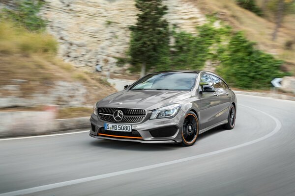 Mercedes-benz en un paquete deportivo en la carretera