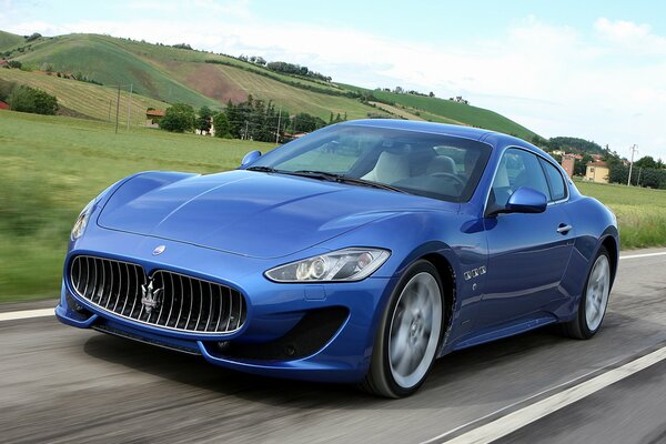 Azul Maserati Granturismo a la velocidad