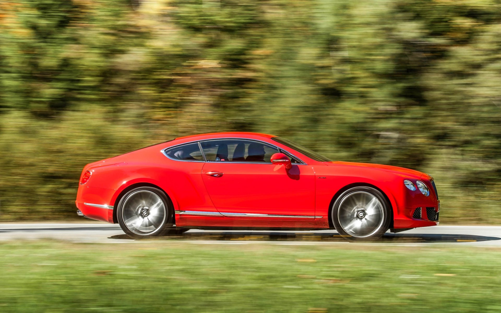 bentley continental gt auto rojo vista lateral en movimiento coupé bosque