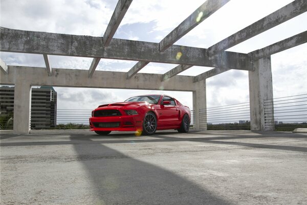 Ford Mustang rojo sobre las nubes