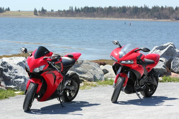 Dos motos rojas contra el agua