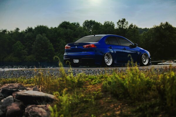 Azul Mitsubishi Lancer en la naturaleza