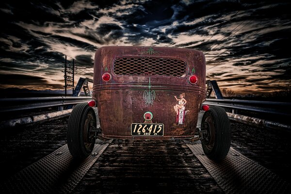 Coche clásico Hot Rod en el puente