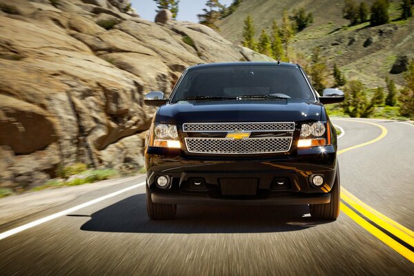 Circula un chevrolet 2013 por carretera suburbana