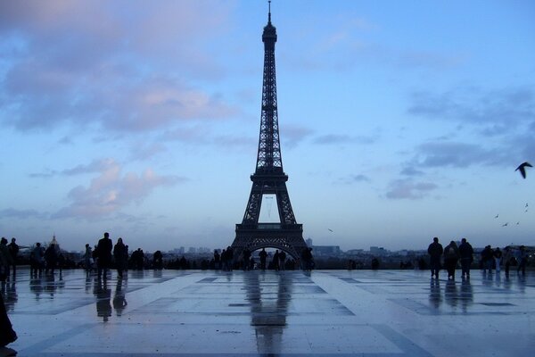Torre Eiffel en París contra un cielo oscuro