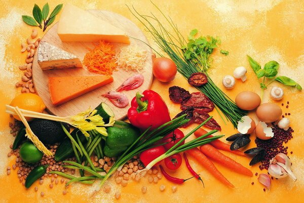 Plato de queso con verduras y hierbas