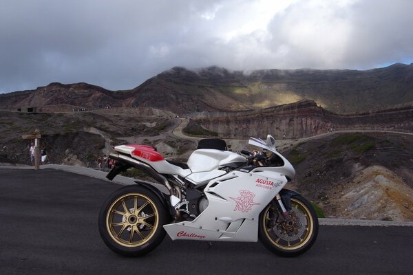 MV agusta F4 moto en carretera de montaña