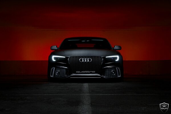 Audi negro en el fondo de la sangrienta puesta de sol
