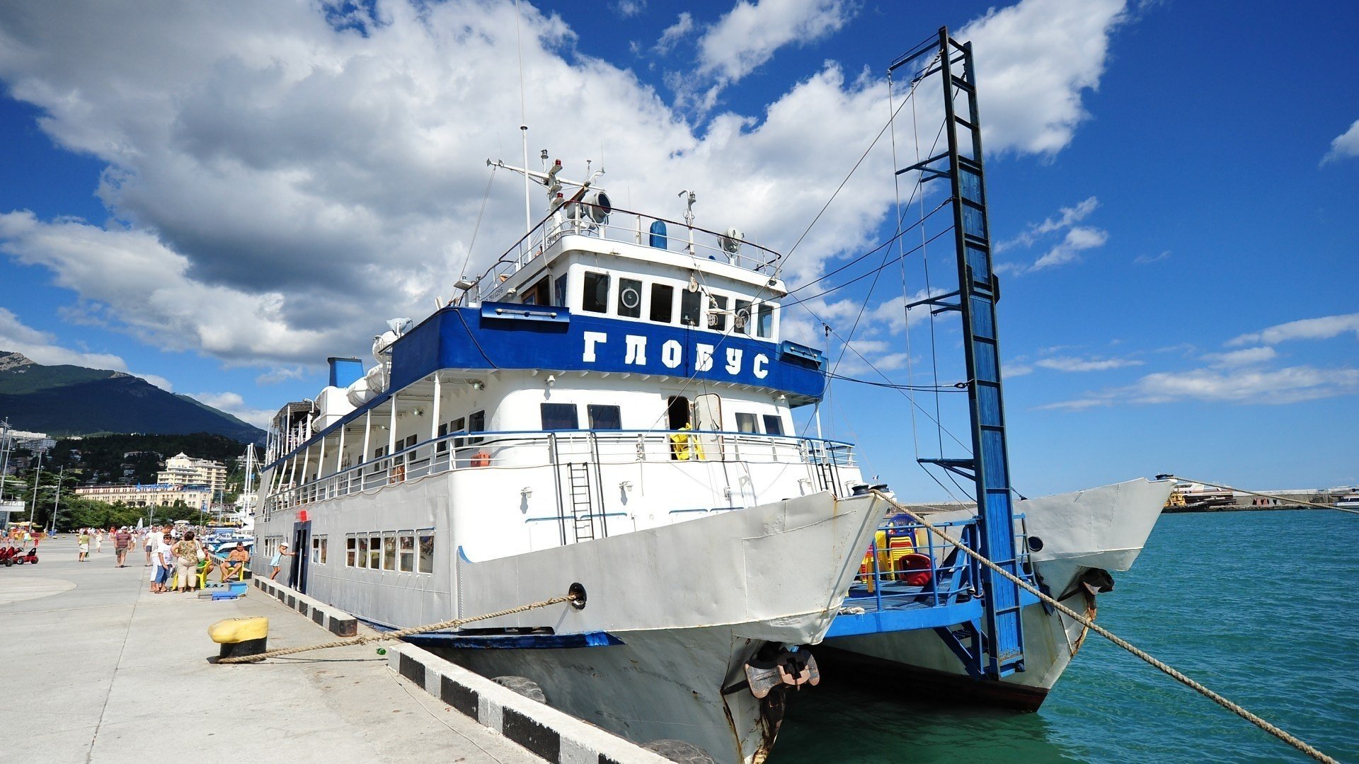 barcos de vapor yalta globo terraplén muelle muelle nubes catamarán crimea personas turistas resort verano cielo montañas yubk transporte