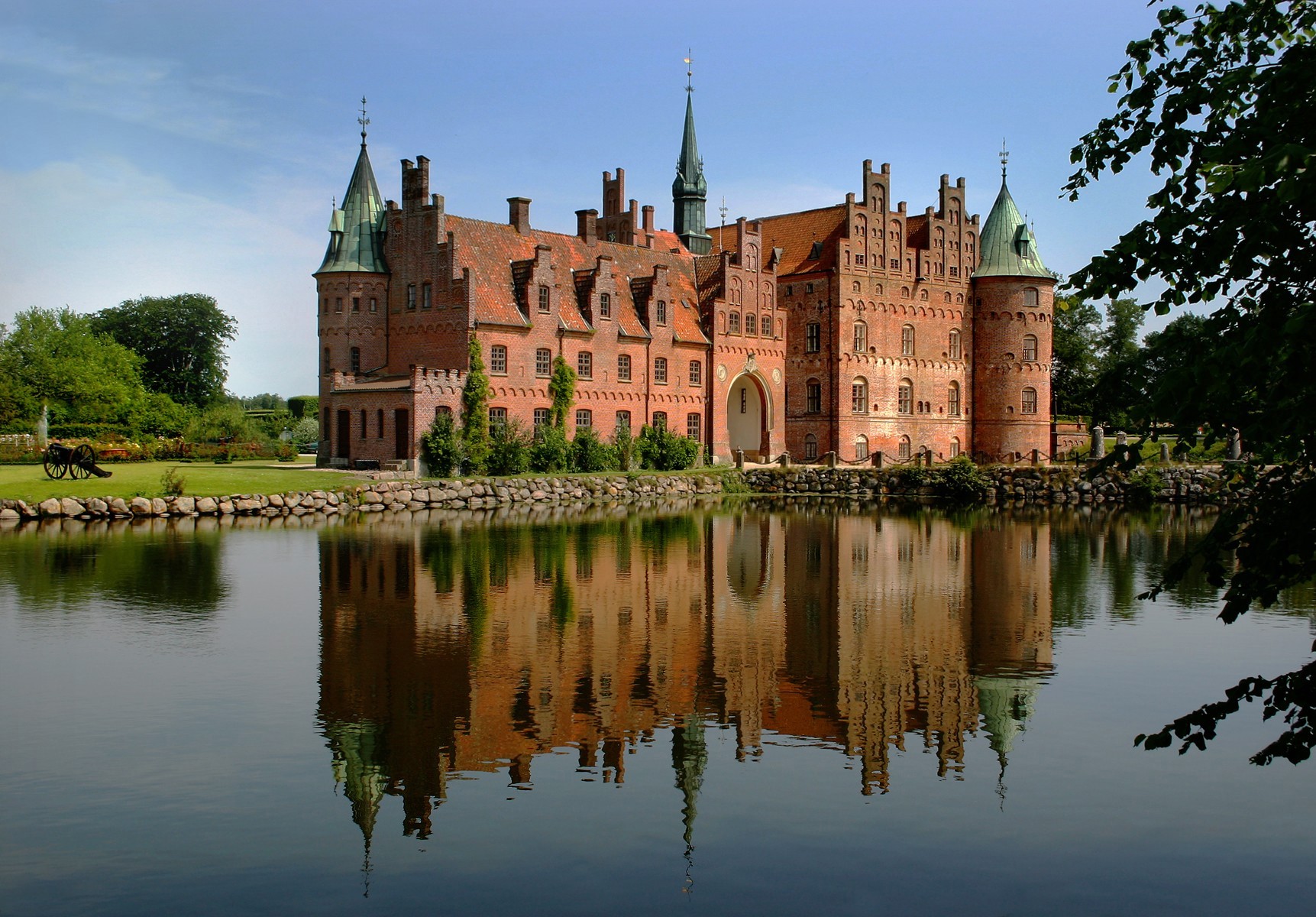 castillo casa agua reflexión hierba verano cielo orilla árboles