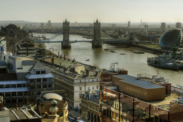 Puente que cruza el río Támesis en la ciudad de Londres