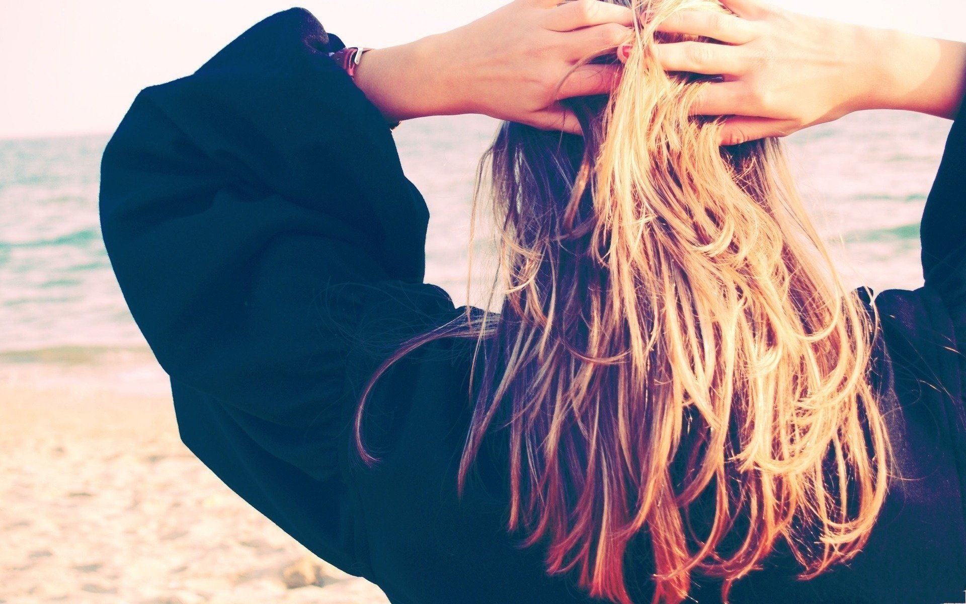 cocinar ket chica rubia pelo manos vista trasera playa naturaleza costa estado de ánimo mujeres