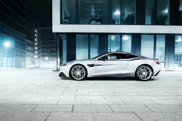 El coche de Aston Martin en medio de una ciudad nocturna