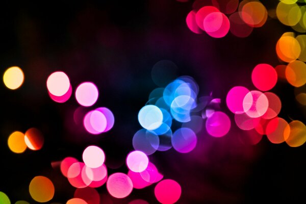 Luces de colores borrosas en la oscuridad