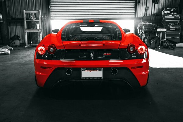 Ferrari f430 rojo italiano en el garaje