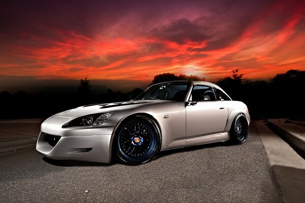 Coche gris S2000 honda en carretera