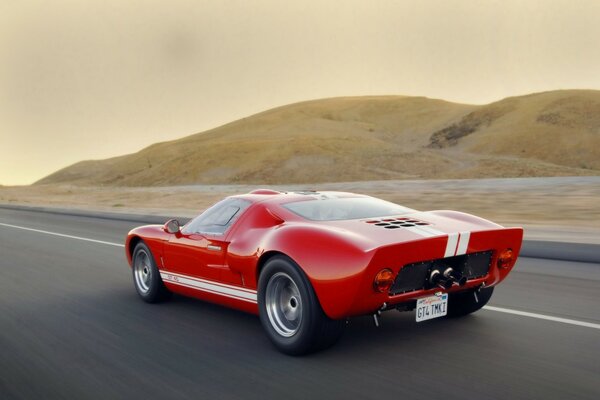 Hermoso coche deportivo rojo en la carretera