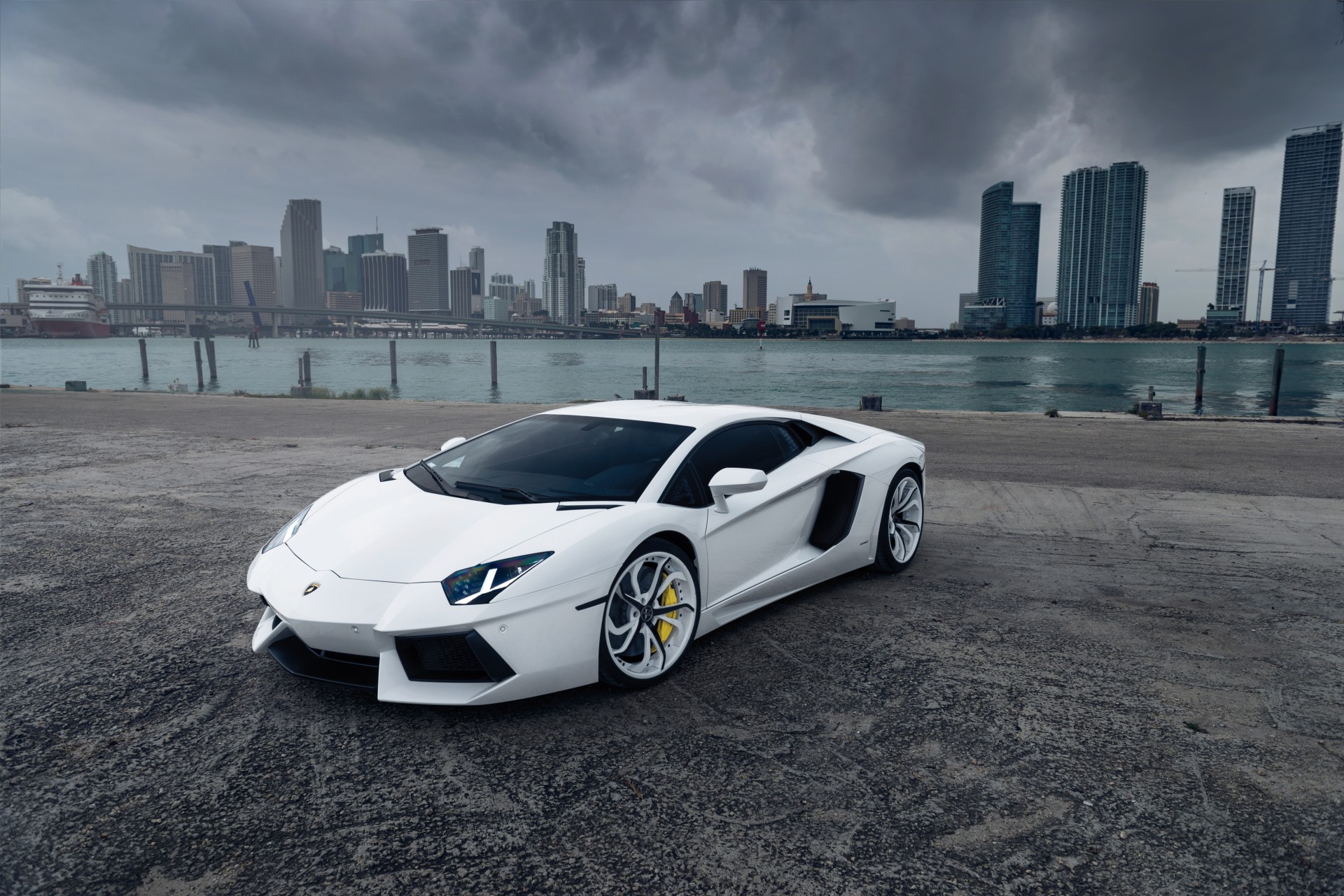 coche blanco lamborghini aventador