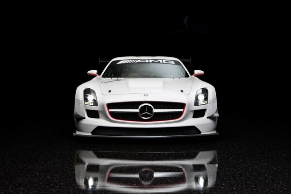 Mercedes benz con fondo negro
