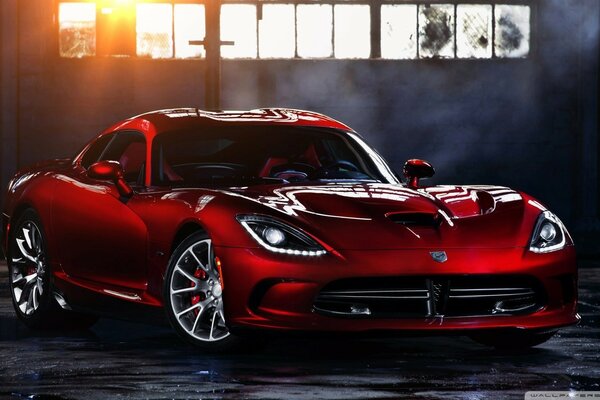 Superdeportivo rojo Dodge Viper SRT 2013