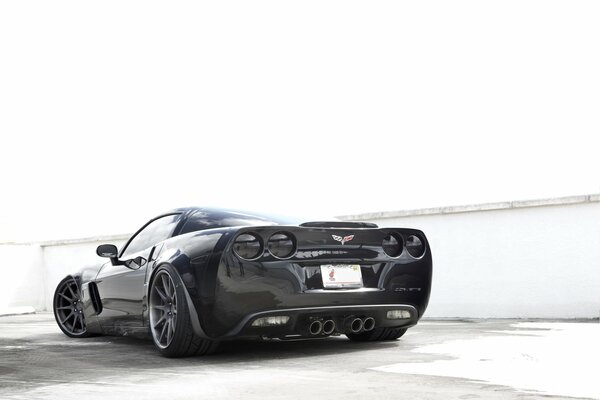 Chevrolet corvette negro contra paredes blancas
