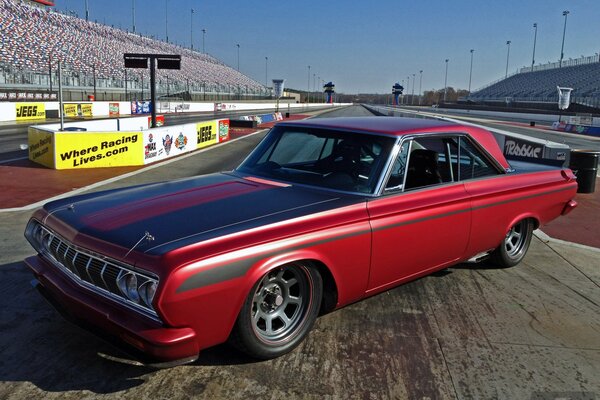 Retro Plymouth 1964 en la pista
