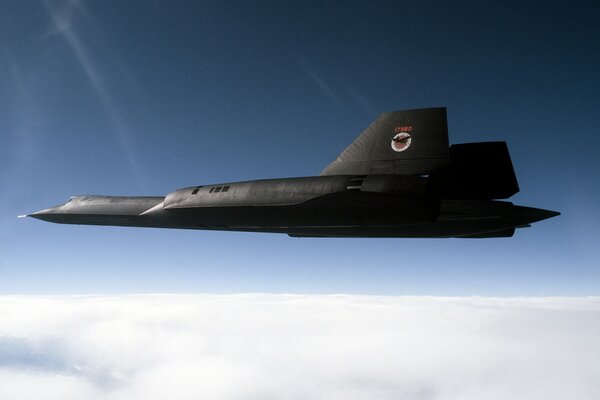 Aviones de guerra supersónicos en el cielo