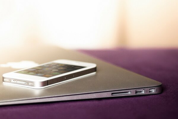 IPhone y MacBook se encuentran en la mesa
