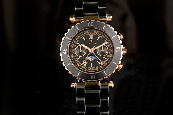El reloj negro de Jack Pierre sobre un fondo oscuro