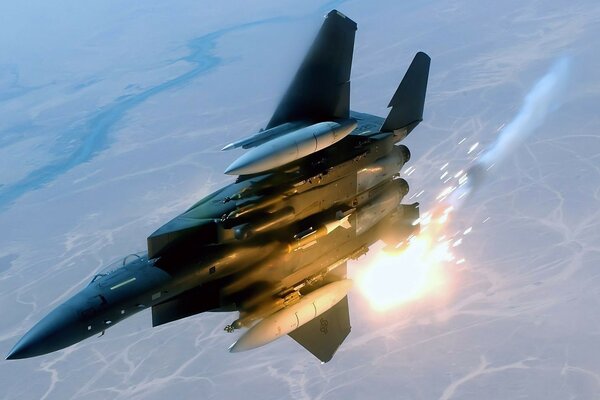 Avión militar incendiado en vuelo