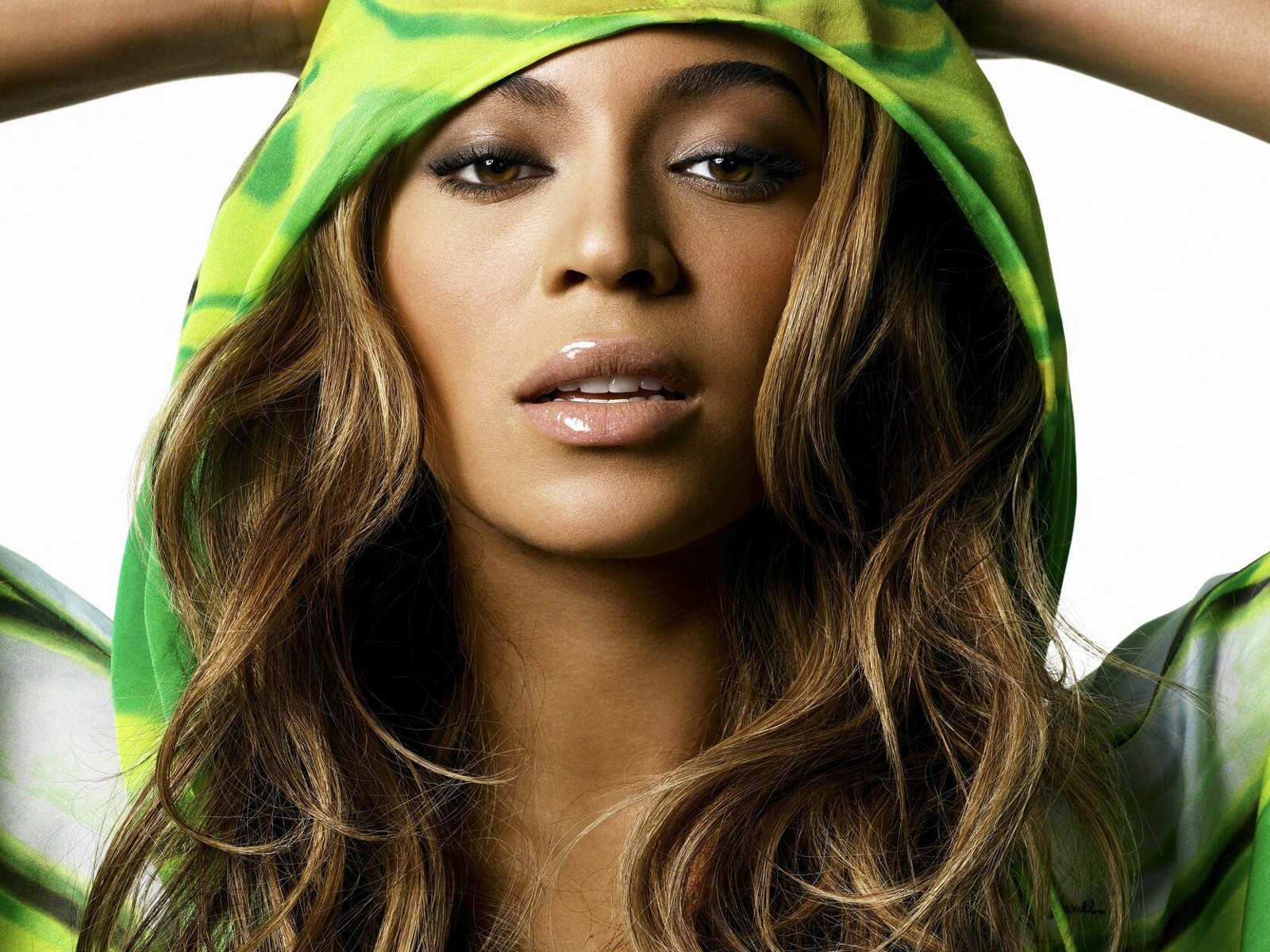 beyonce mirada chica estrella capucha