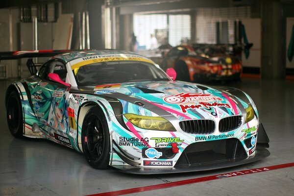 BMW multicolor se encuentra en la estación de Servicio