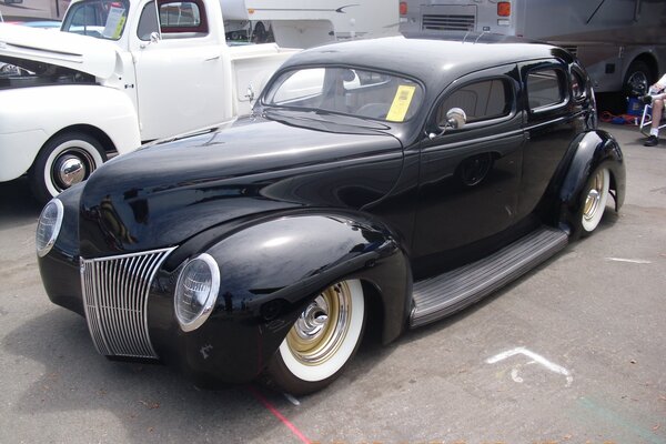 Coche negro en la exposición del automóvil
