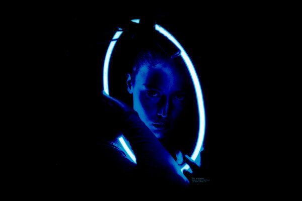 La cara de la chica a la luz de la lámpara