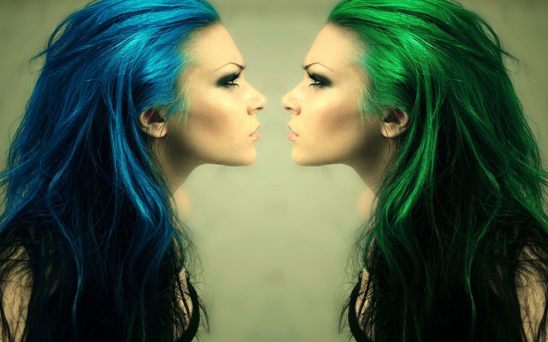 cara a cara chica perfil pelo azul verde