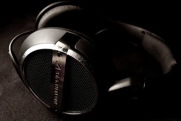 Auriculares sobre un fondo oscuro con oscurecimiento fresco