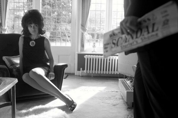 Foto retro en blanco y negro de una chica en el interior